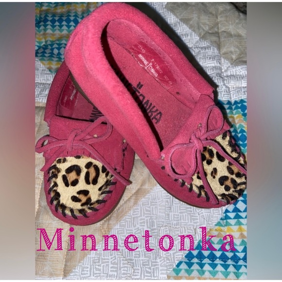 Minnetonka Other - Minnetonka Pink cheetah / leopard print suede moccasins, girls size 7, EUC